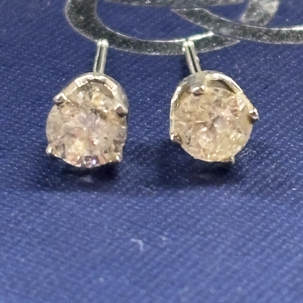 14k White Gold Diamond Stud Earrings